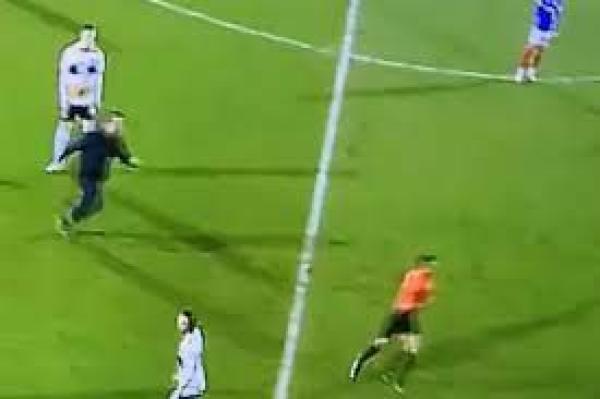 بسبب ركلة جزاء.. مشجع غاضب  يطارد الحكم في الملعب (فيديو)